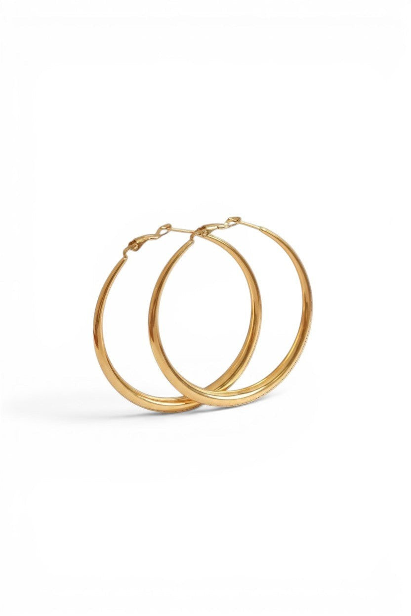Nouvél the Label® grote gouden curve hoepeloorbellen van stainless steel met glanzende afwerking en kliksluiting.