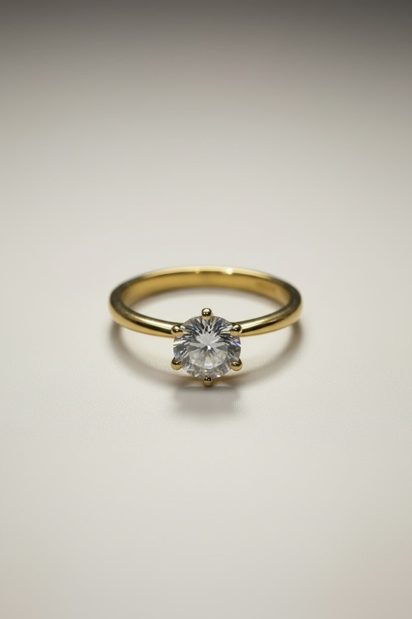 Moissanite Solitaire Ring - Nouvél the Label | minimalistische ring in 925 zilver met heldere solitaire steen