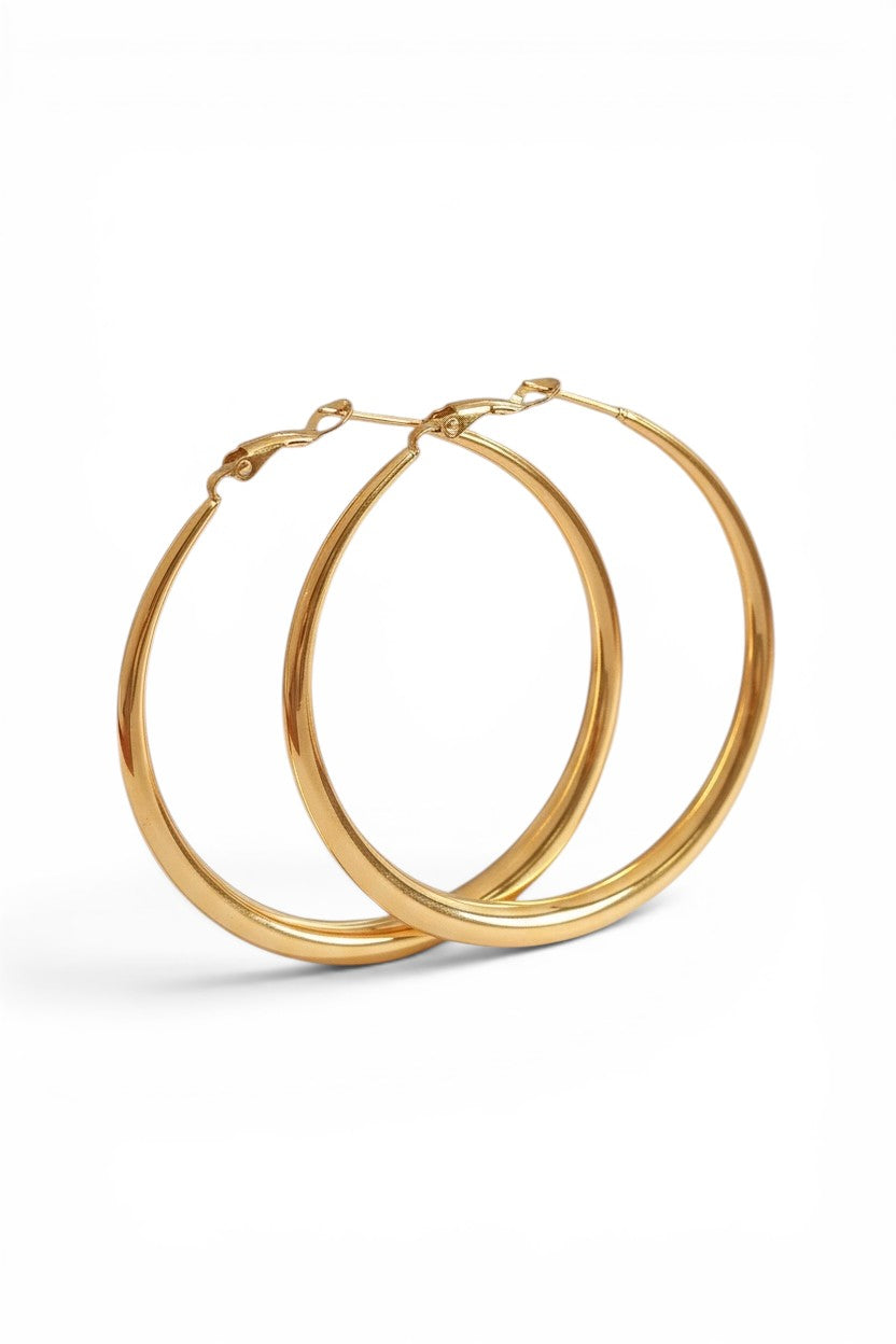 Nouvél the Label® grote gouden curve hoepel oorbellen van stainless steel met glanzende afwerking en kliksluiting.